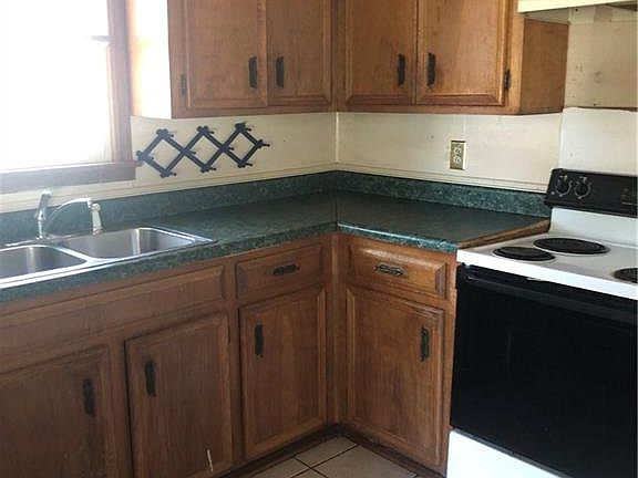 4th image of 868 McDonald St