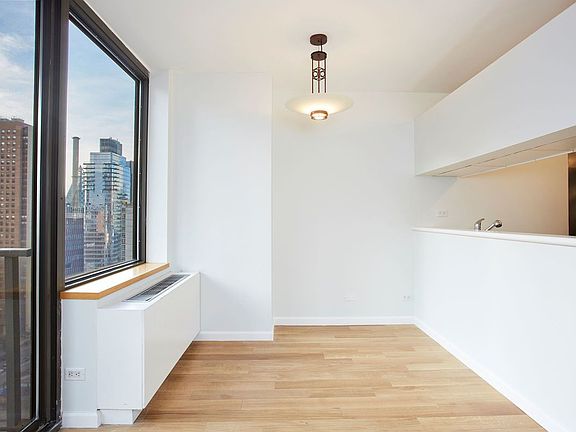 4th image of 161 W 61st St APT 17H