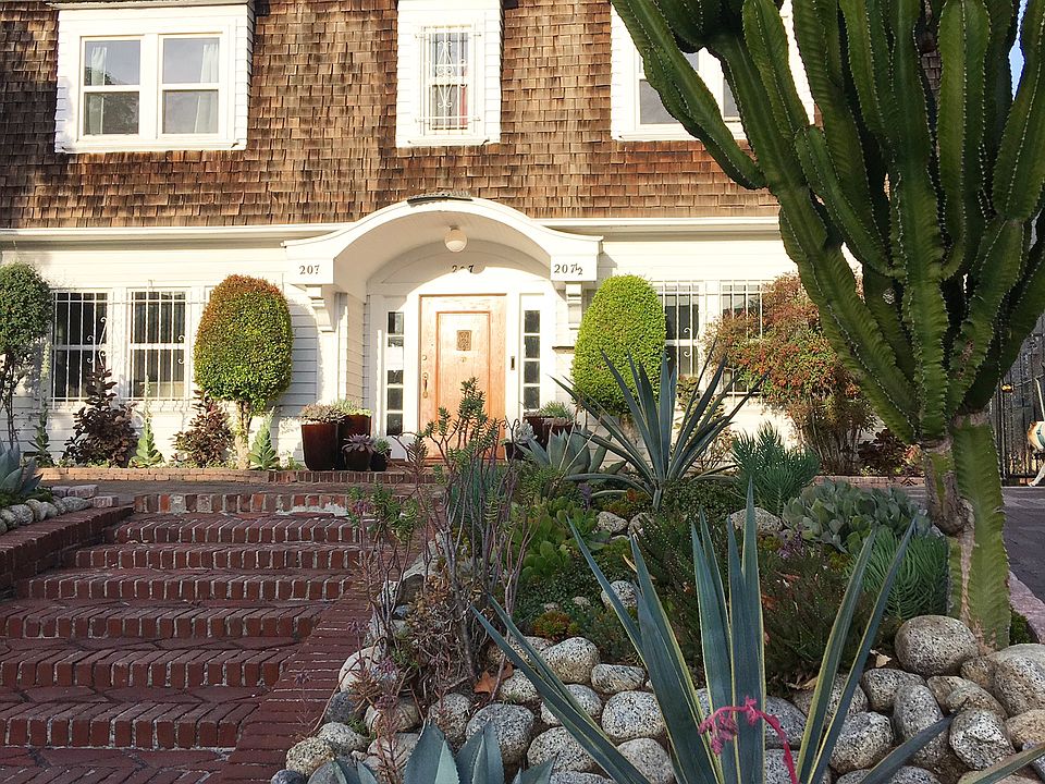 1st image of 207 S Carondelet St