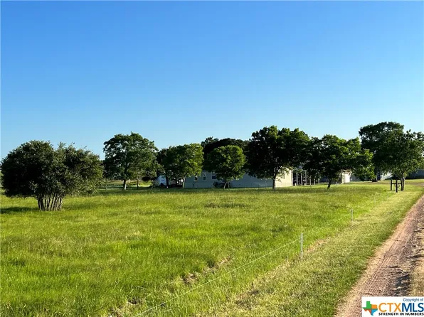204 Bruce Ln, Yoakum, TX 77995