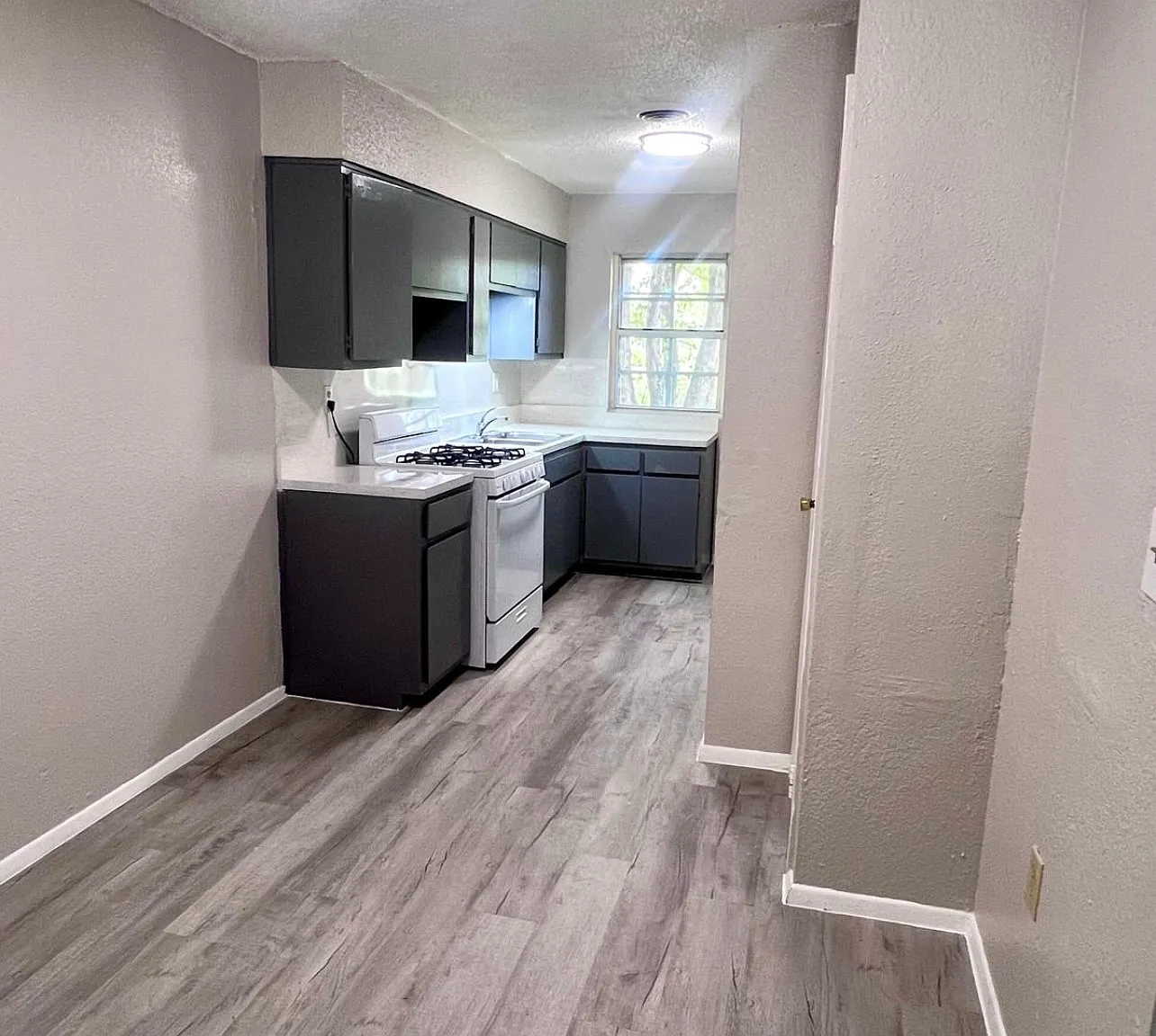 3 bed, 1.0 bath, 1000 sqft, $980 — Photo 1