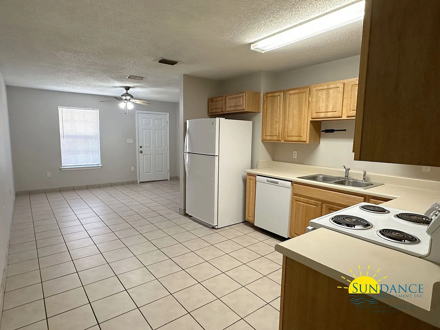 Spacious 2 Bedroom Duplex in Navarre! — Photo 2