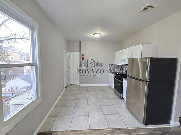 3rd image of 298 Halsted St APT 4
