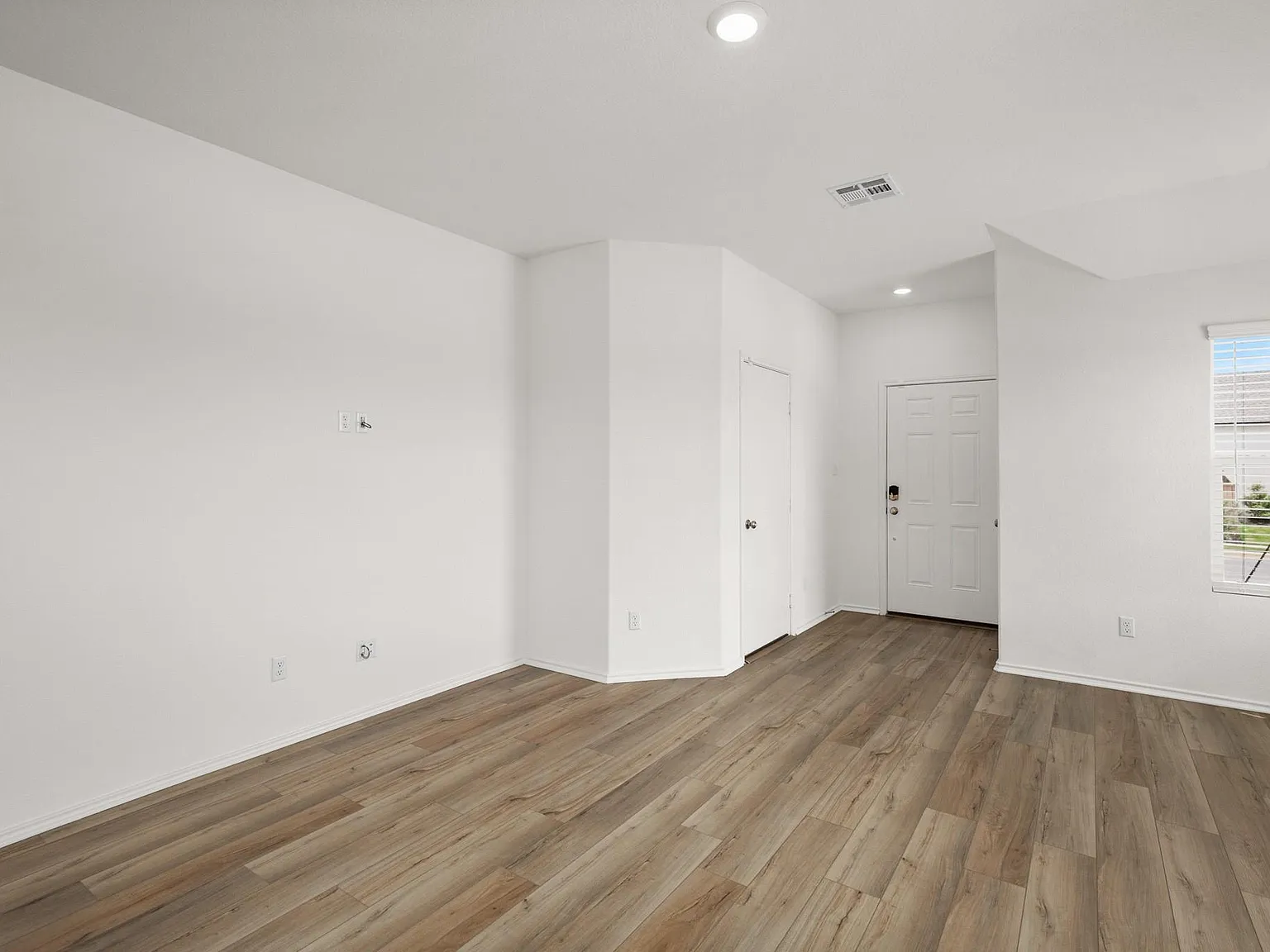 3 bed, 2.0 bath, 1391 sqft, $2,100 — Photo 2