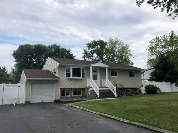 40 Yale St, Port Jefferson Station, NY 11776