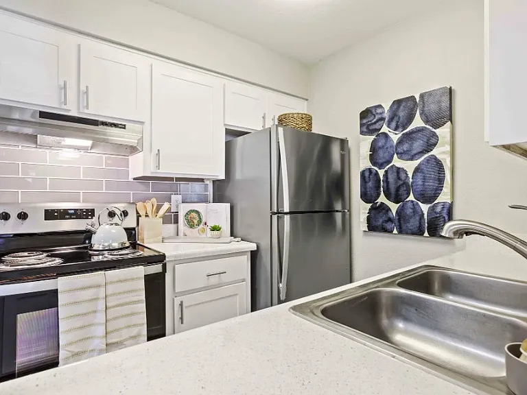 Portola Glendale — Photo 1
