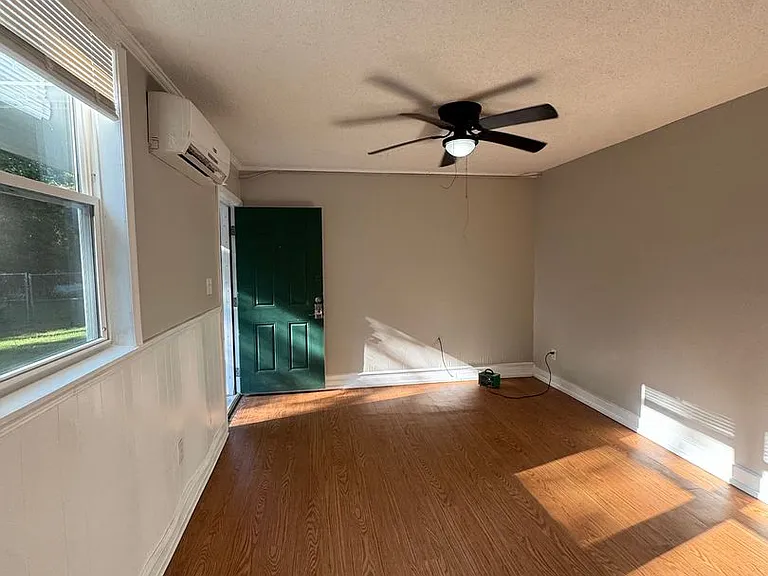 341 Laurel St — Photo 2