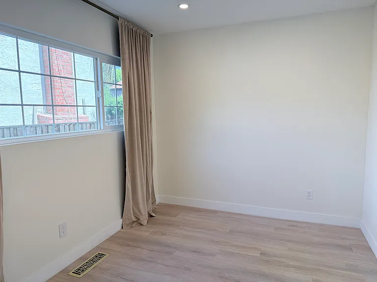 726 W 9th St — Photo 21