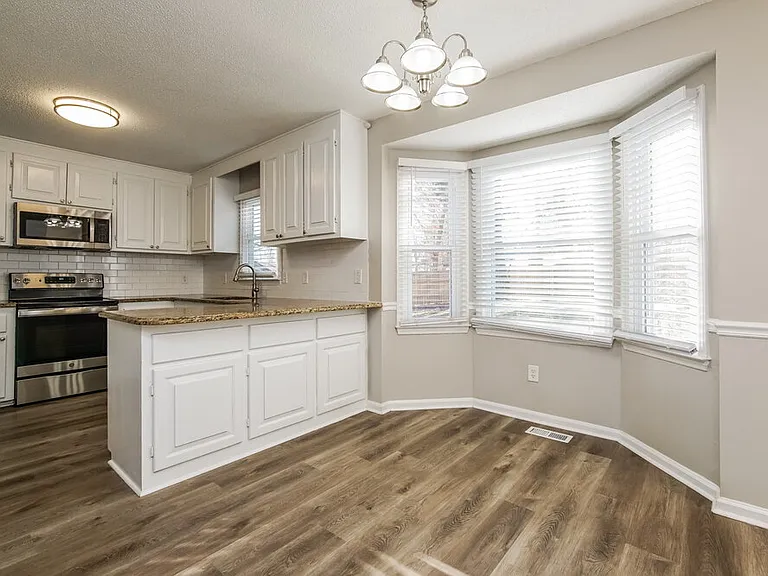 3007 Brittany Dr — Photo 6