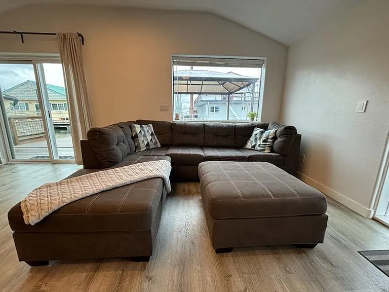 1829 N Jantzen Ave — Photo 11