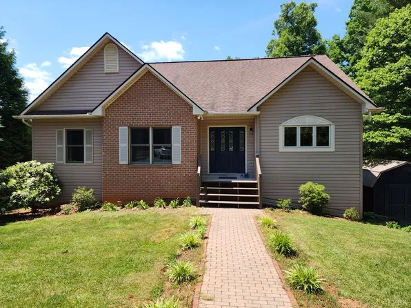 400 Harbor Landing Dr, Moneta, VA 24121