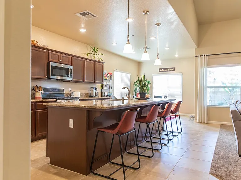 2327 W Queens Way — Photo 14