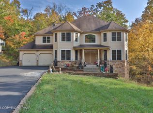 131 Canterbury Rd, Bushkill, PA 18324