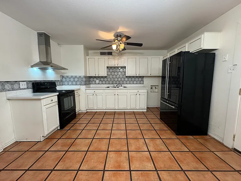 4717 E La Salle St — Photo 4