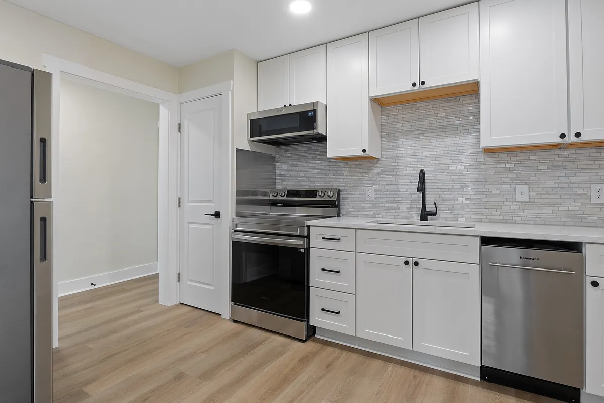 Kitchen - 557 Carlisle St #2