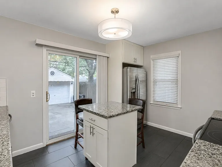 2125 Dallas Ave — Photo 6