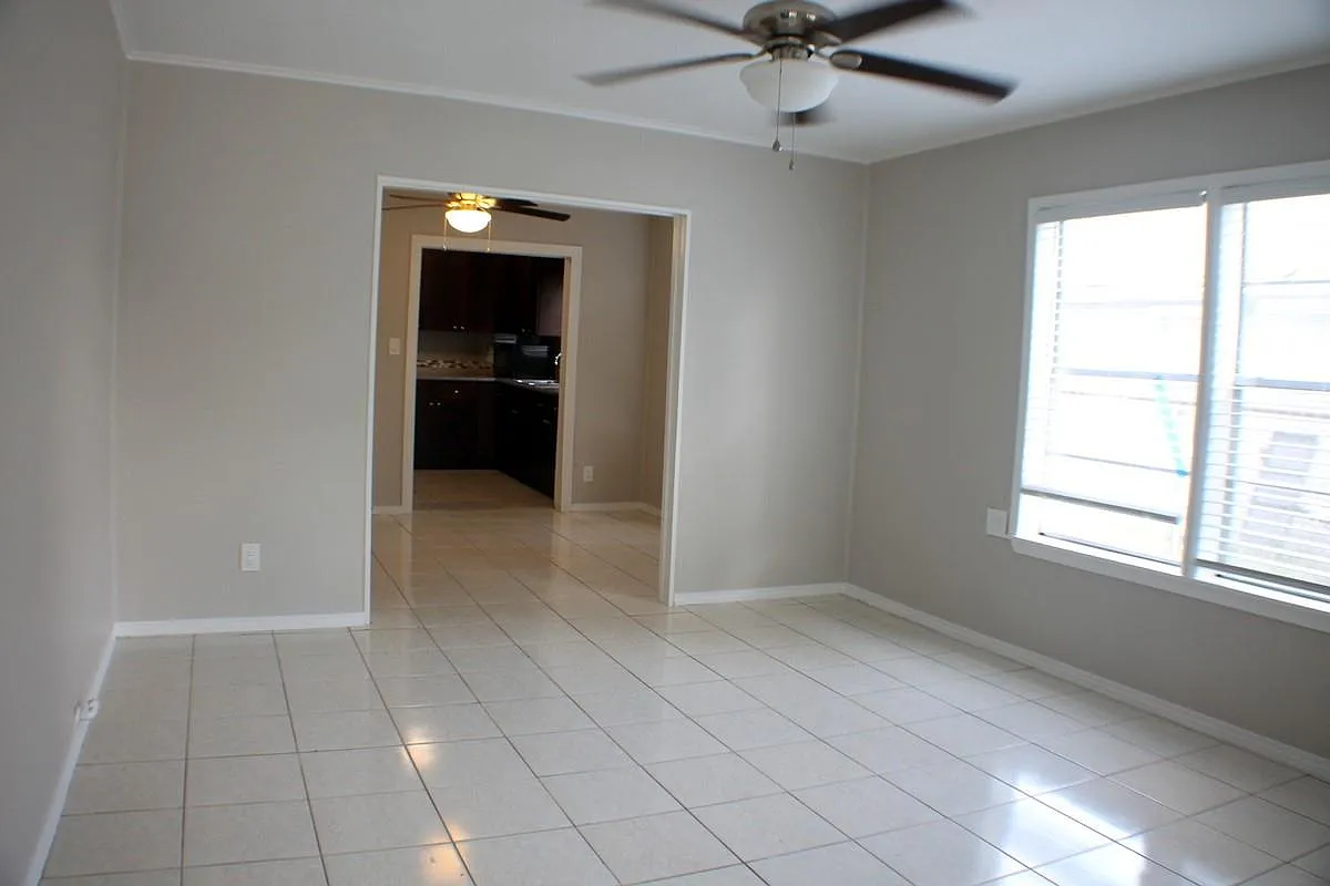 3 bed, 2.0 bath, 1854 sqft, $2,000 — Photo 3