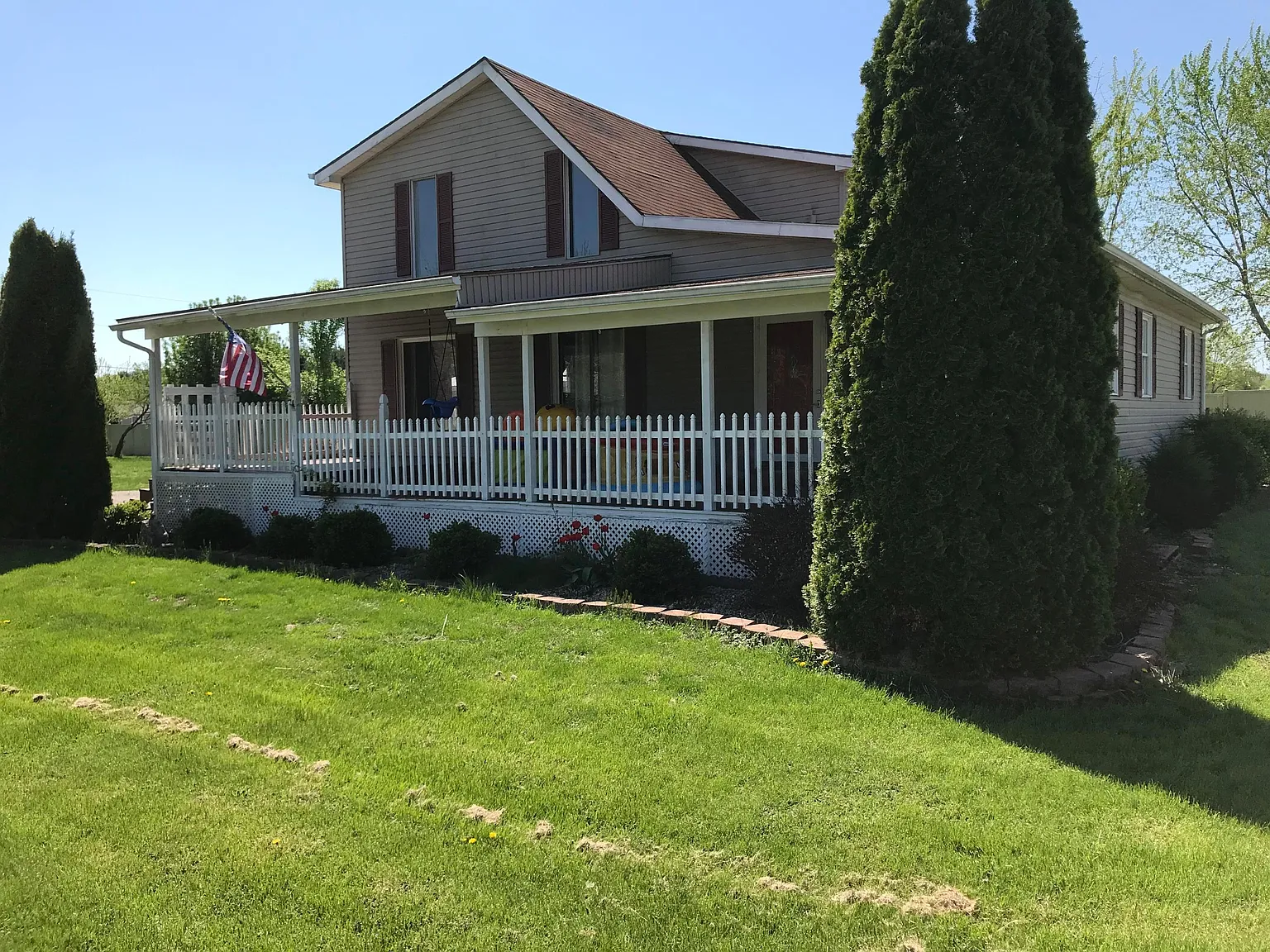 425 Queen Dr photo 1