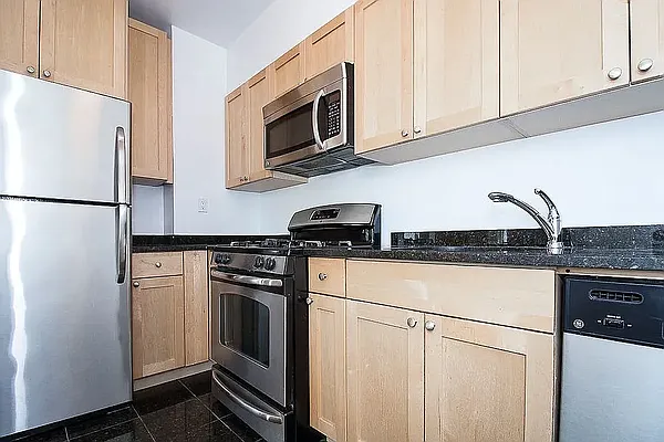 Rented by Manhattan Realty Group | media 8