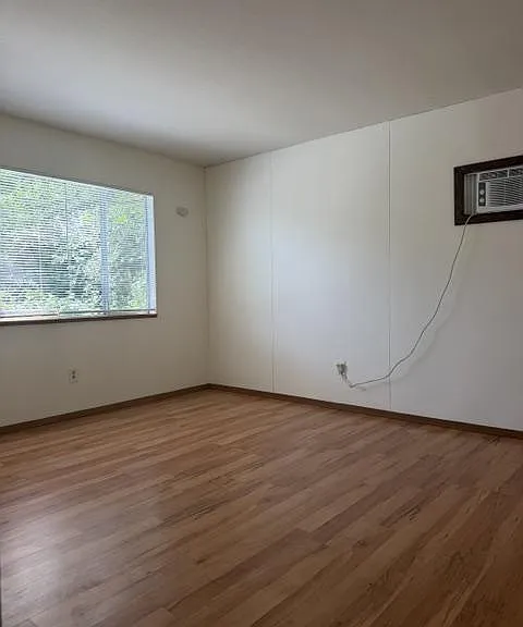 316 NE C St — Photo 10