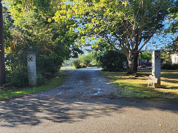 4th image of 1087 Lakeshore Dr