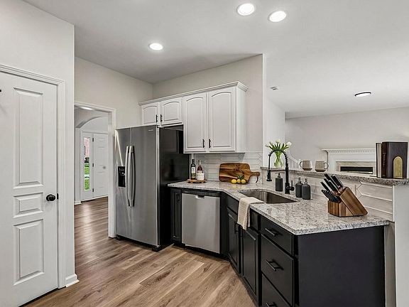 5th image of 101 Fieldcrest Ct
