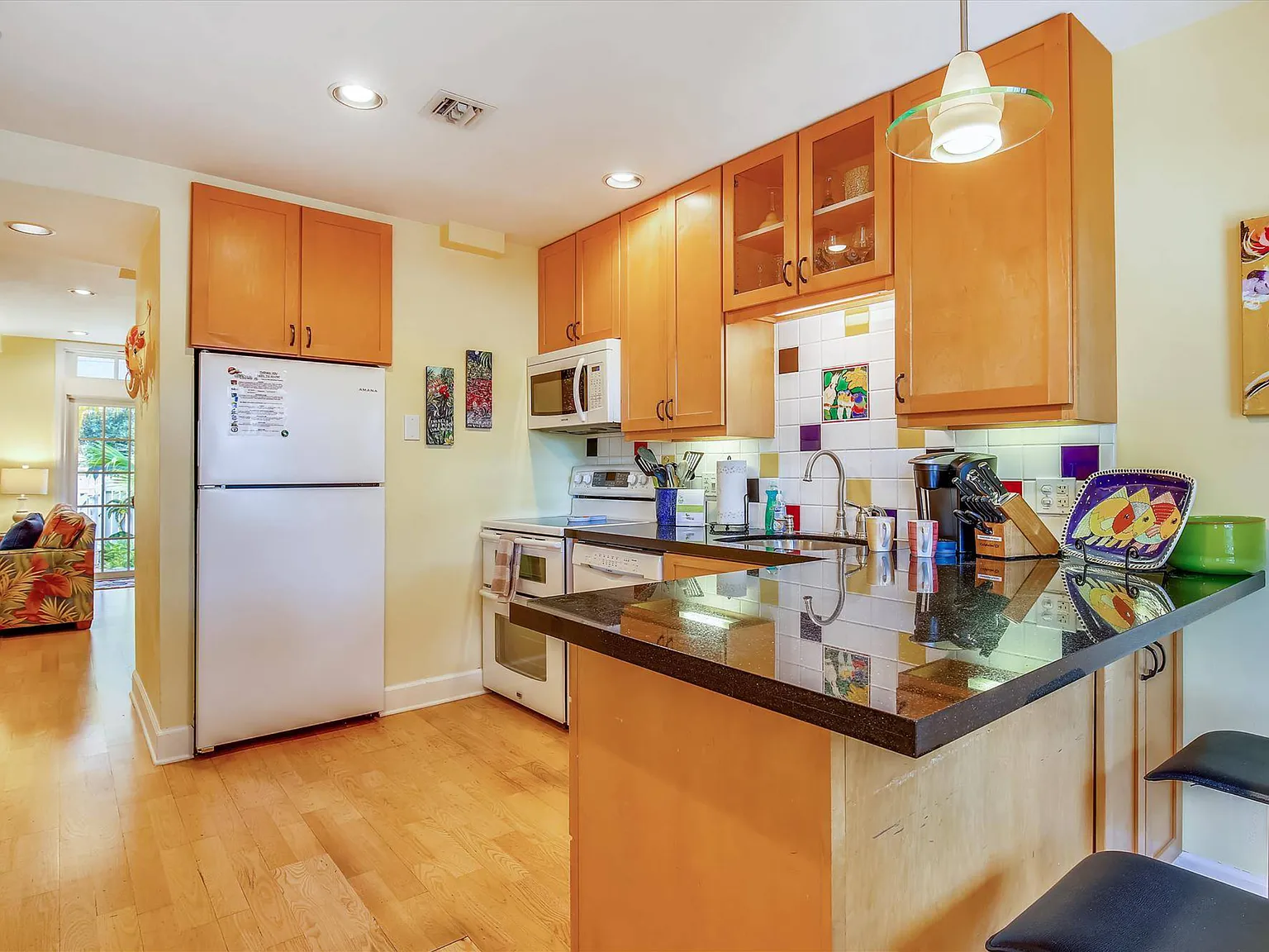 3 bed, 899 sqft, $6,325 — Photo 3