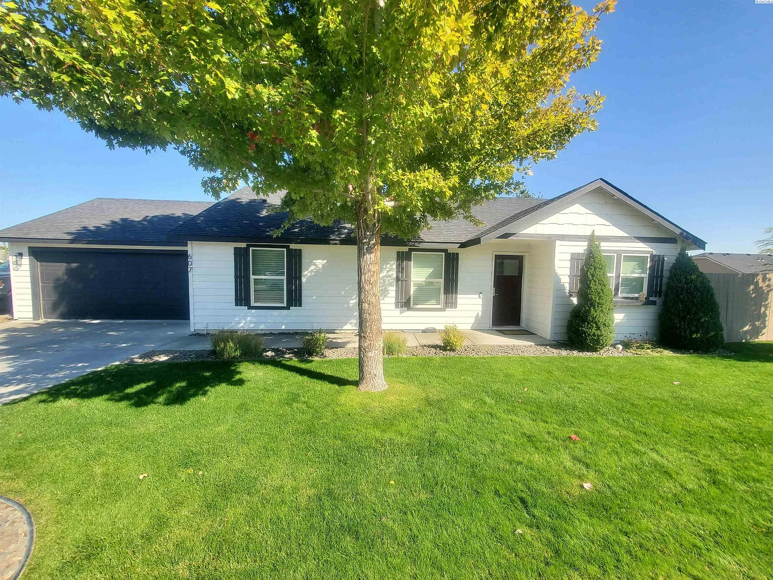 3 bed, 2.0 bath, 1255 sqft, $2,100 — Photo 1