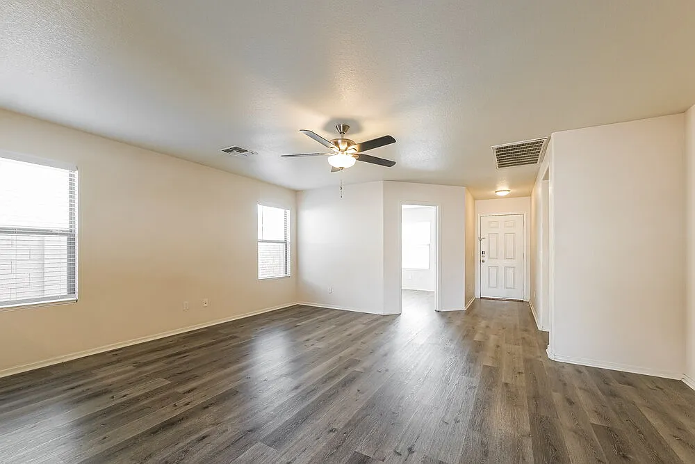 3 bed, 2.0 bath, 1327 sqft, $2,210 — Photo 4