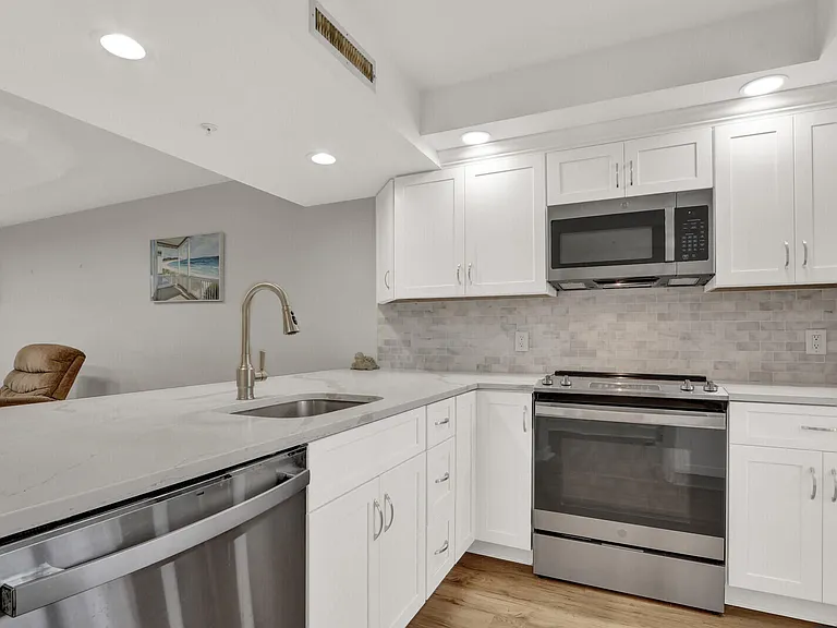 701 Seafarer Cir #105 — Photo 8