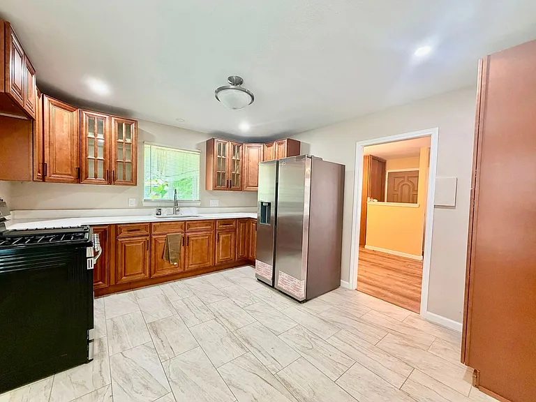 302 Ryan Dr — Photo 9