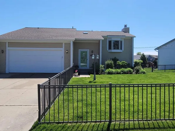 415 Coledale Dr, White Lake, MI 48386