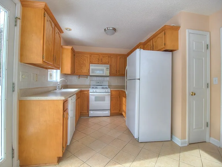 940 Winterside Ln — Photo 4