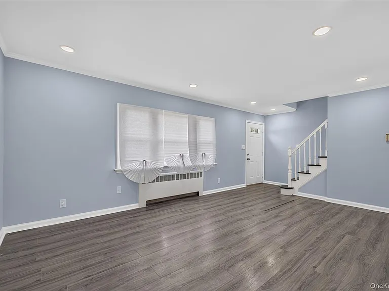 121 Sheridan Ave — Photo 4