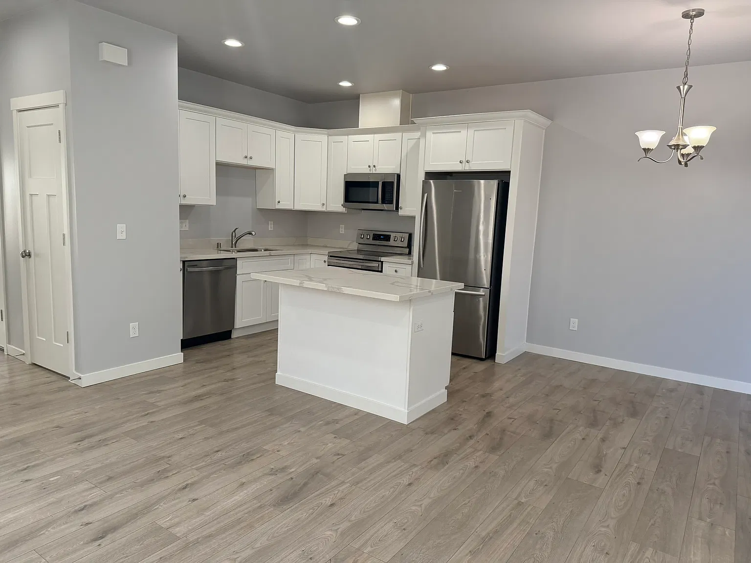 4 bed, 2.5 bath, 1420 sqft, $2,395 — Photo 4