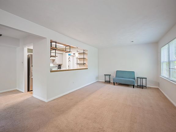 5th image of 373 Charles St #373