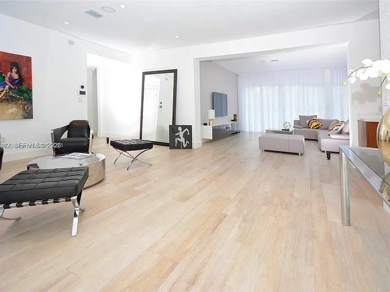 880 N Venetian Dr — Photo 4