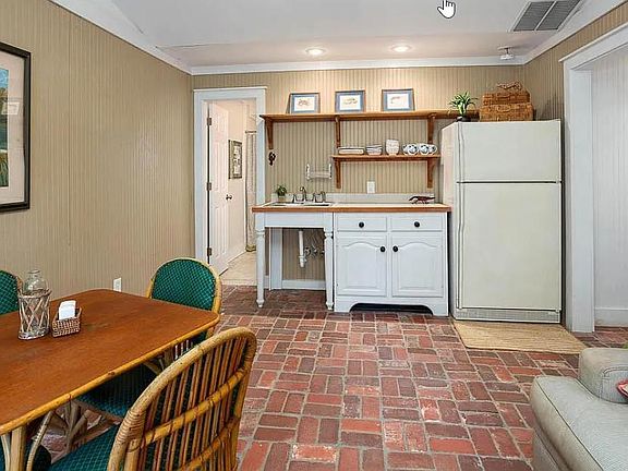 Kitchenette/living space