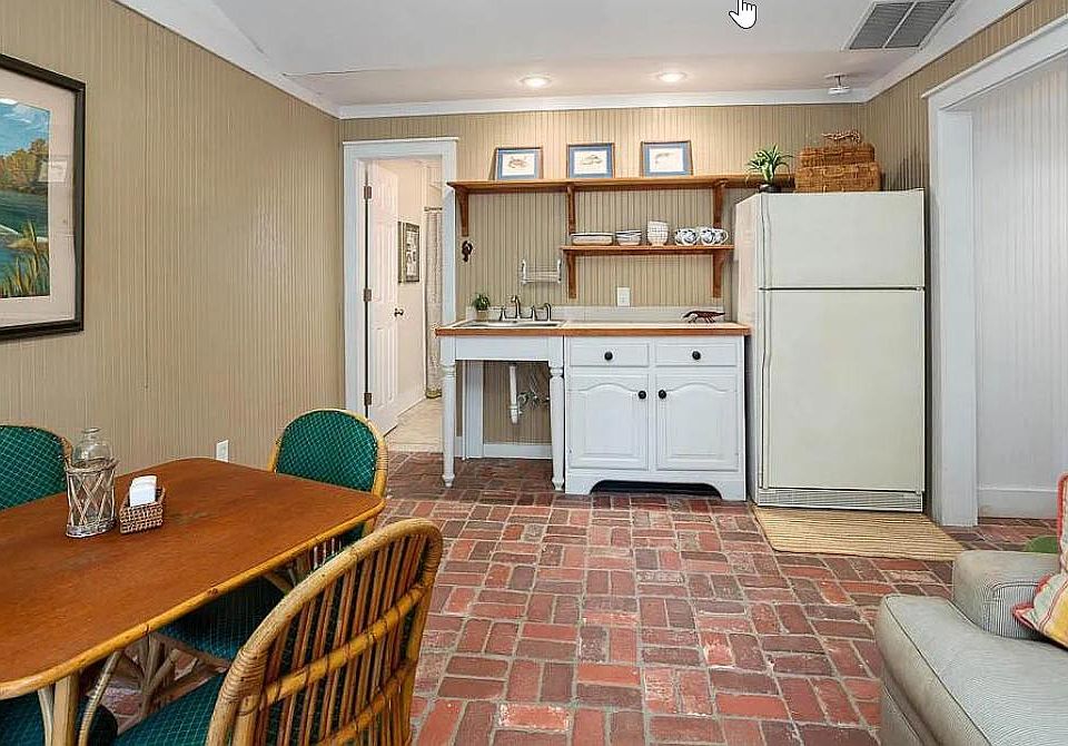 Kitchenette/living space