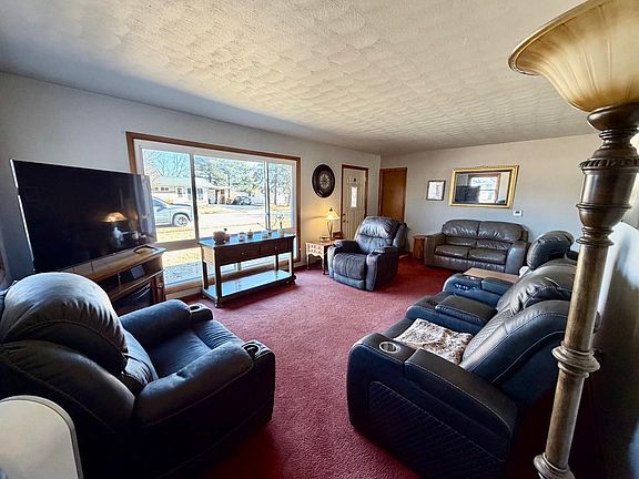 2nd image of 820 Crest View Trl