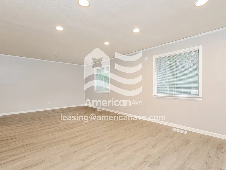 1536048_003_living_room_13875844.jpg