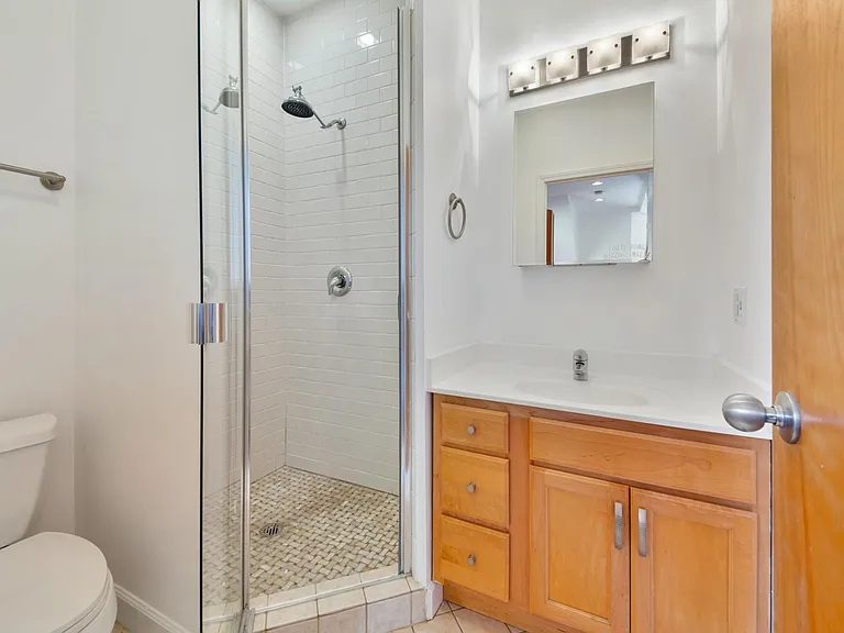 1420 W Erie St #1F — Photo 11