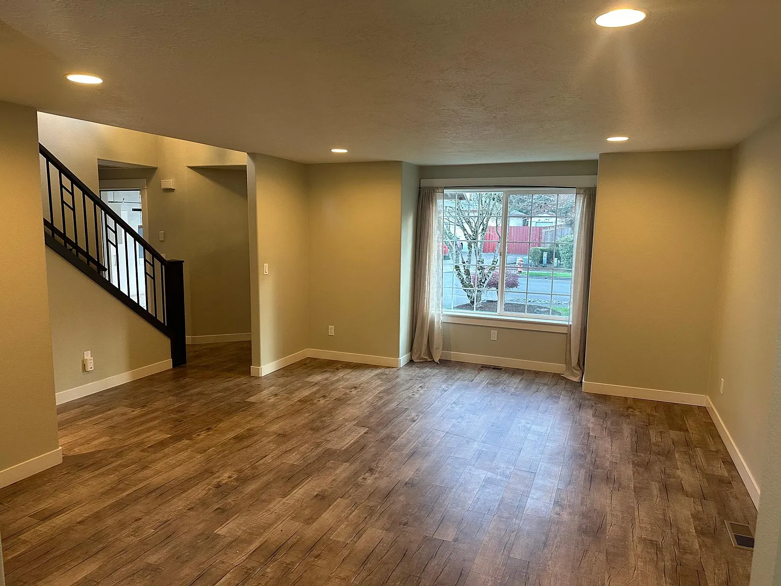 4 bed, 2.5 bath, 2058 sqft, $3,295 — Photo 4