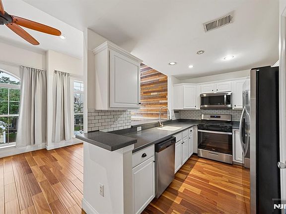 4th image of 135 Riverwalk Way