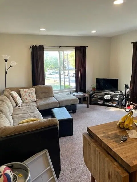 3 bed, 969 sqft, $1,860 — Photo 2
