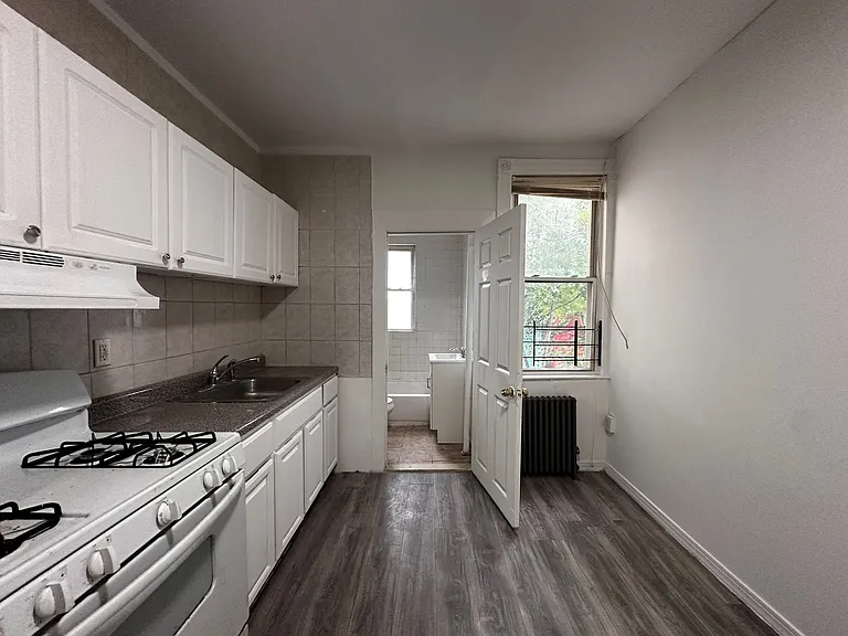 70 Rose Ave #2R — Photo 1