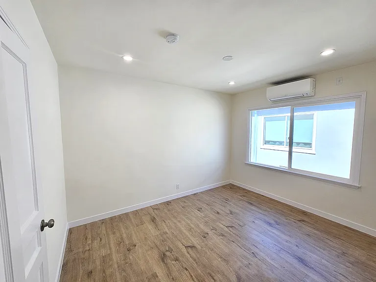 1401 W Victory Blvd #1401 — Photo 10