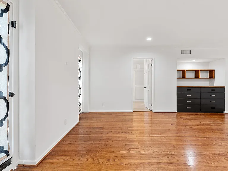 11053 Strathmore Dr — Photo 32