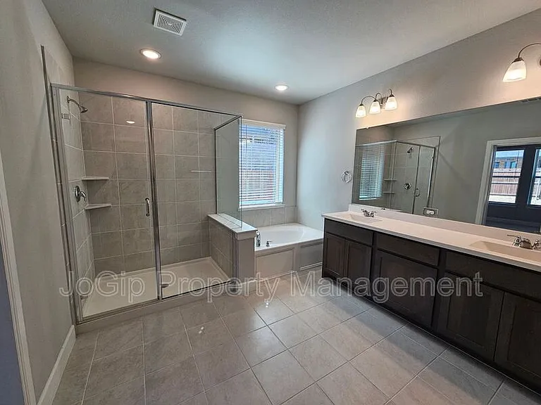 1740 Jamestown Dr — Photo 31