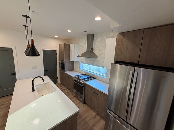 Kitchen stainless steel appliances. Level 2.